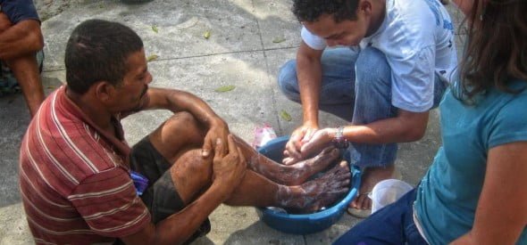 Edson washing Antonio Ferreira's feet